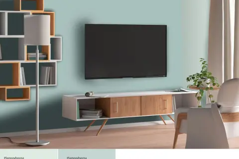 Jaki kolor ściany za telewizorem? Jasny, morski odcień tworzy spokojną atmosferę w salonie.