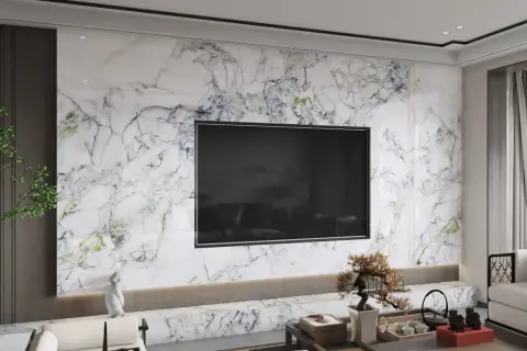 Elegancka ściana w salonie z telewizorem, ozdobiona wzorem marmuru i zielonymi akcentami.