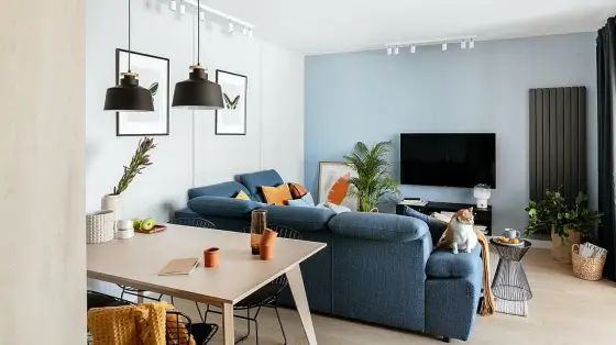 Minimalistyczny salon w bloku - jak urządzić go wygodnie?